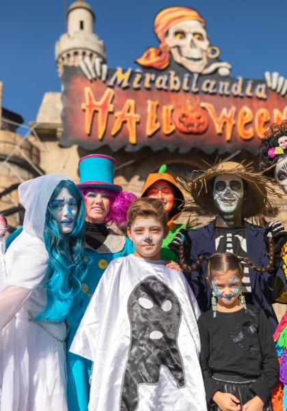 Personnes en costumes d'Halloween devant le château de Mirabilandia.