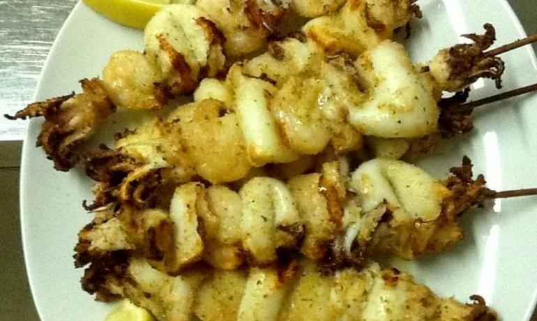 Spiedini di calamari grigliati con limone.