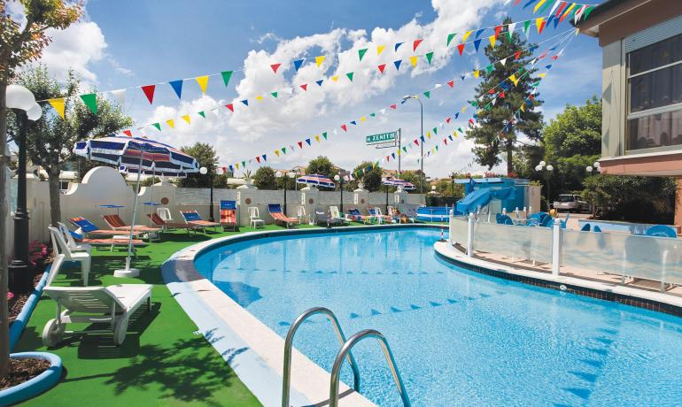 hotelzenith.unionhotels it offerta-agosto-in-hotel-3-stelle-al-mare-con-piscina-a-pinarella-di-cervia 018